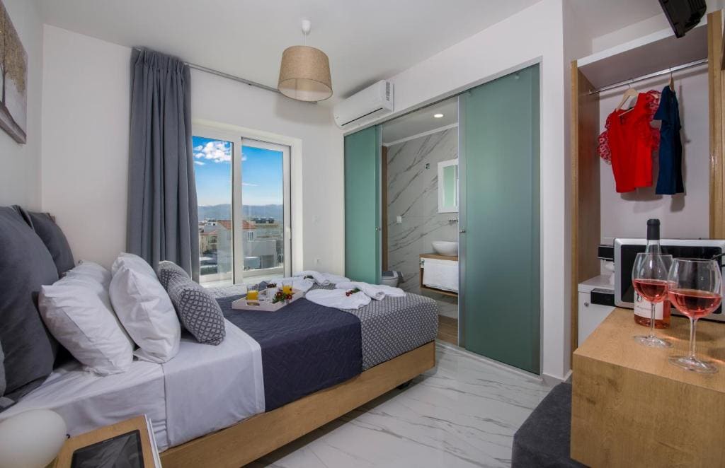 Single Room with Balcony room - Image 2