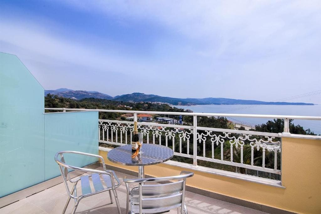 Deluxe Double Room with Sea View room - Image 3