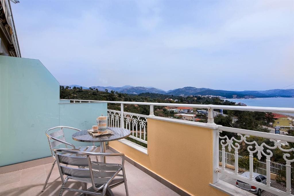 Deluxe Triple Room with Sea View room - Image 3