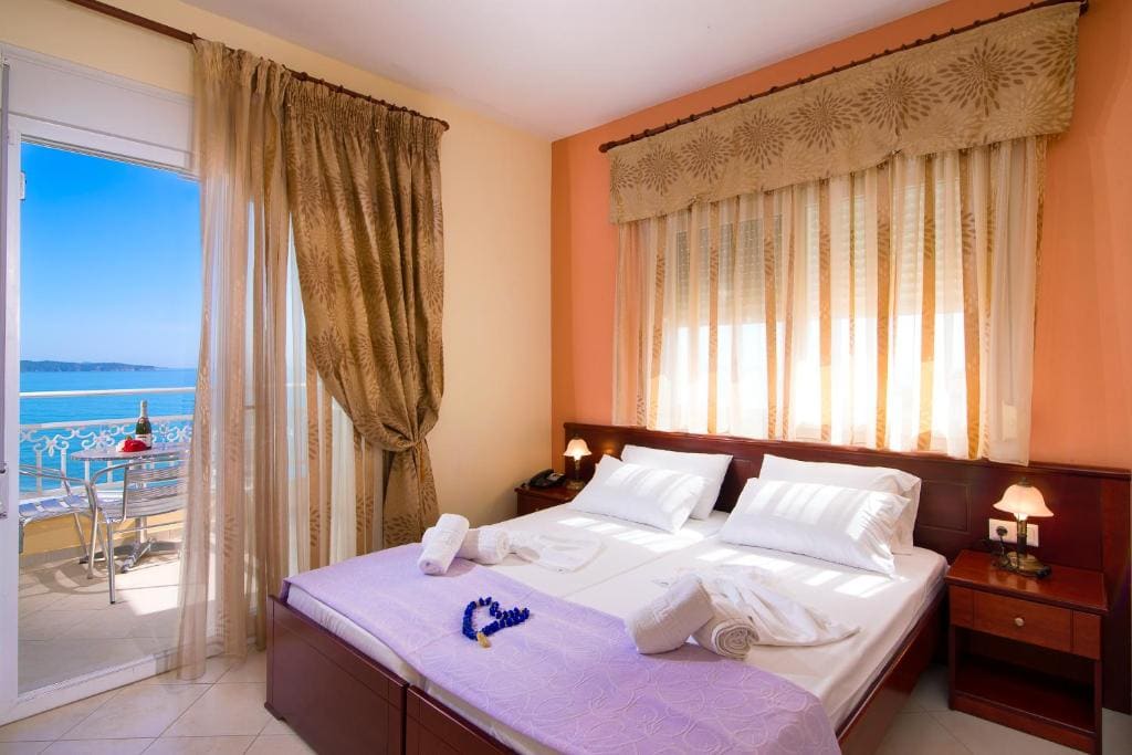 Standard Triple Room with Sea View room - Image 3
