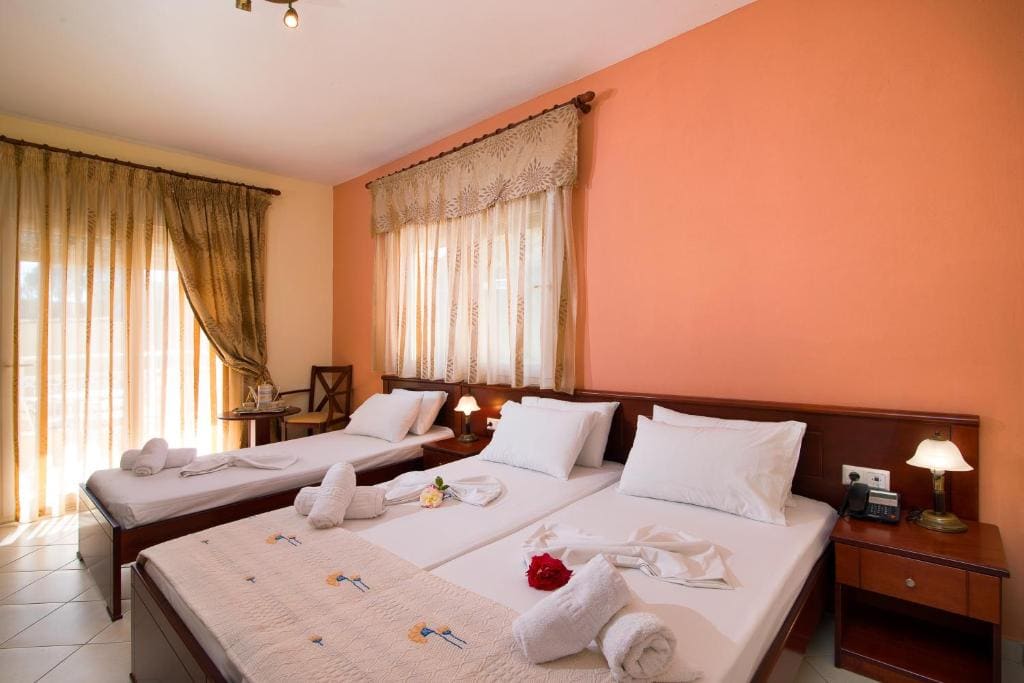 Standard Triple Room room - Image 2