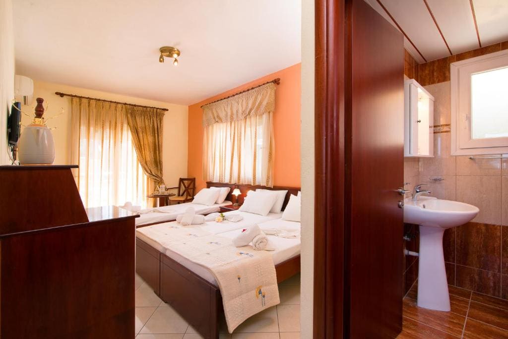 Standard Triple Room room - Image 1