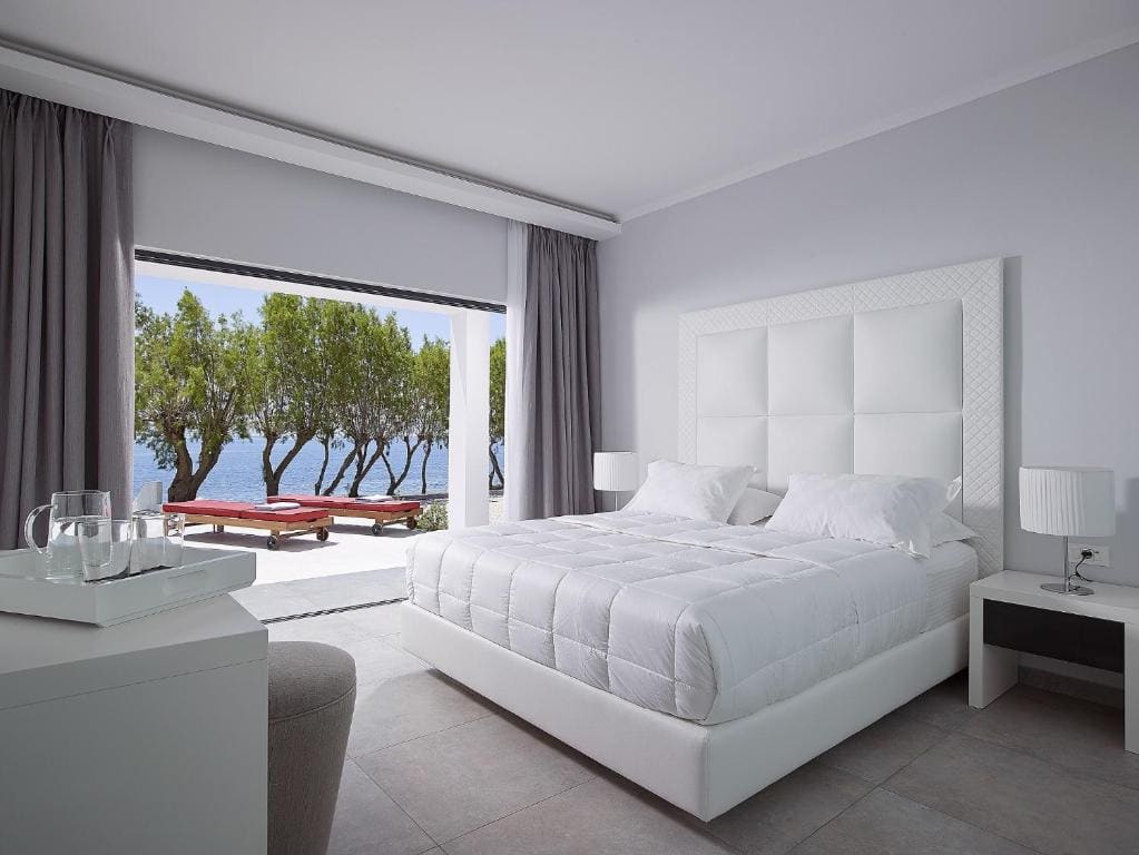 Beach Front Bungalow room - Image 3