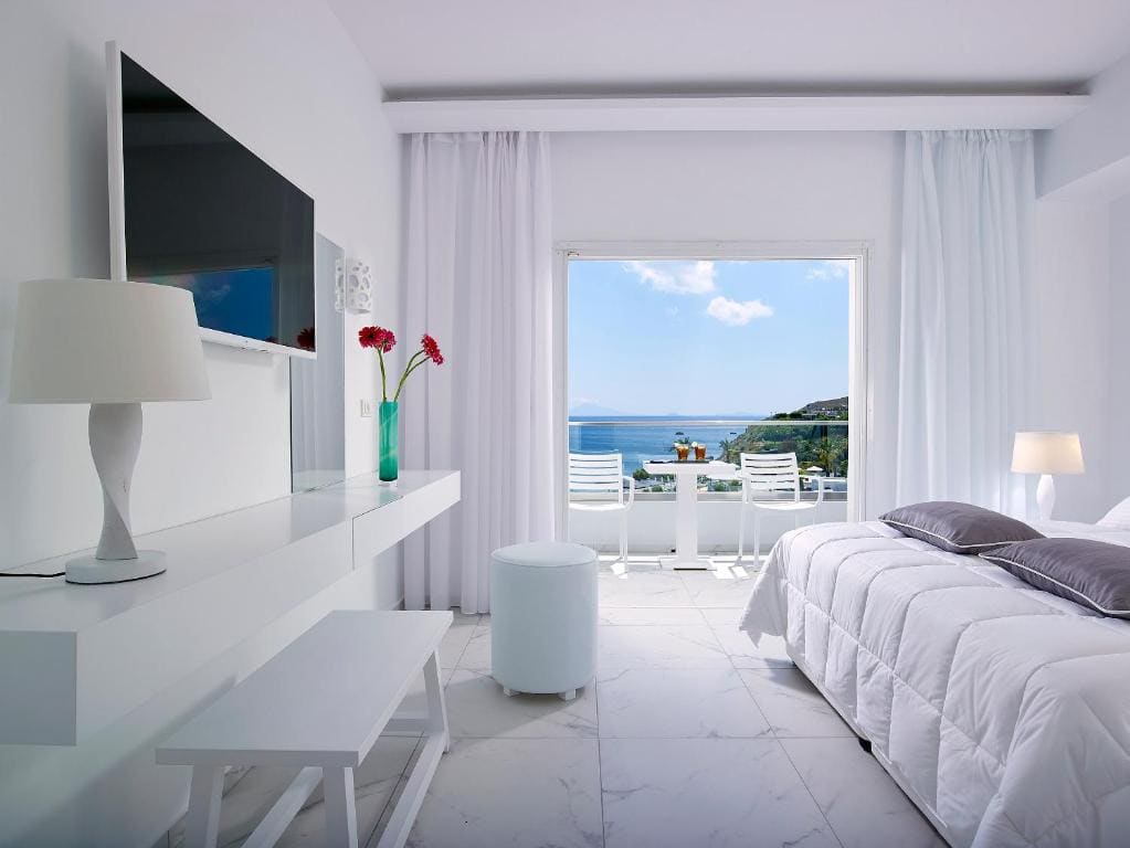 Double Room with Sea View room - Image 2
