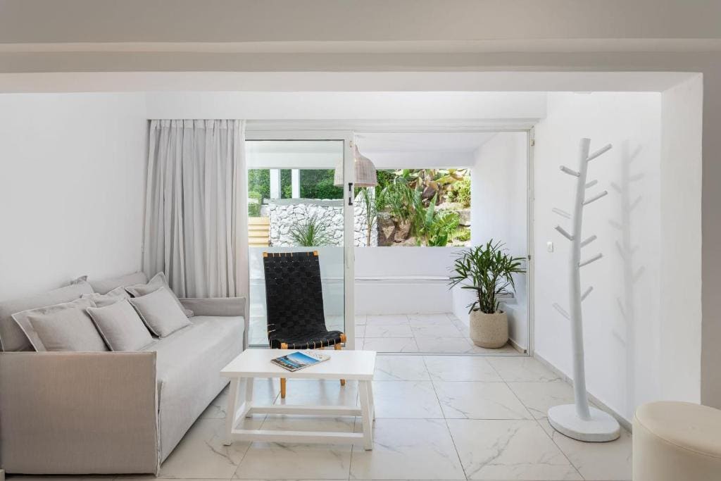 Wellness Suite with Mini Pool & Garden room - Image 3