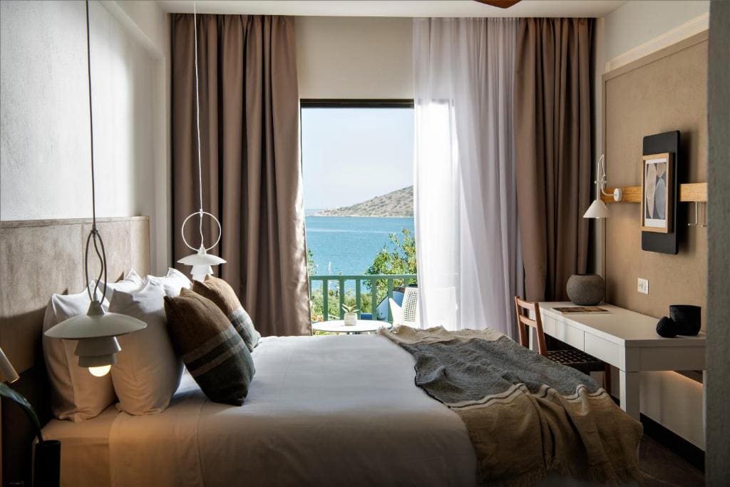 Queen Sapphire Nest - Sea View room - Image 3