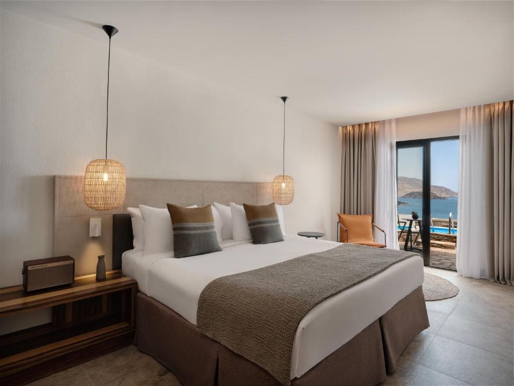 Queen Sapphire Nest with Shared Pool room - Image 1