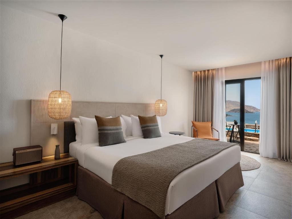 Queen Sapphire Nest with Shared Pool room - Image 3