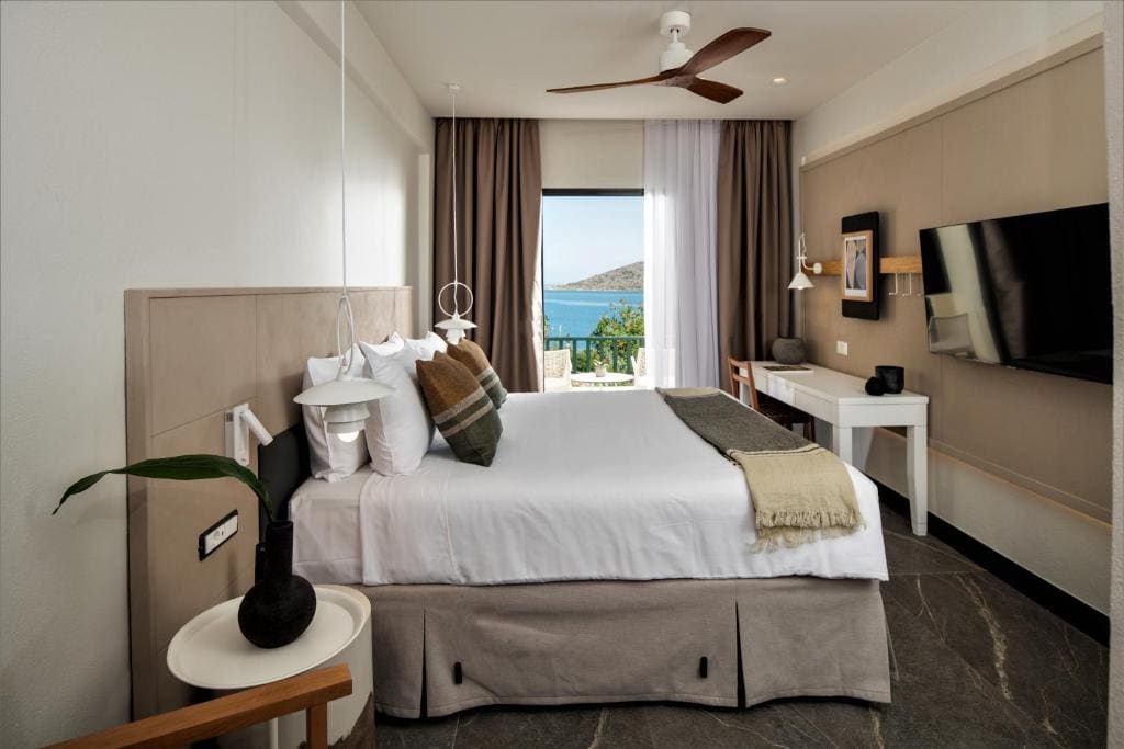Queen Sapphire Nest with Shared Pool room - Image 2