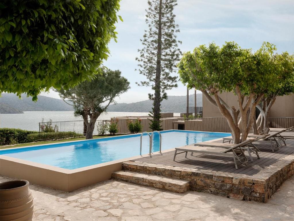 Queen Tropical Nest with Shared Pool room - Image 3