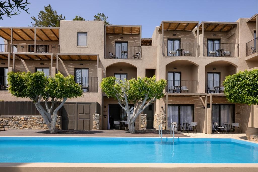 Queen Tropical Nest with Shared Pool room - Image 2