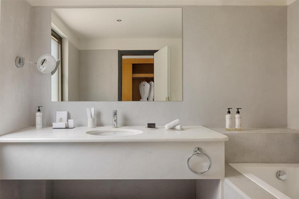Sapphire Cozy King Suite room - Image 3
