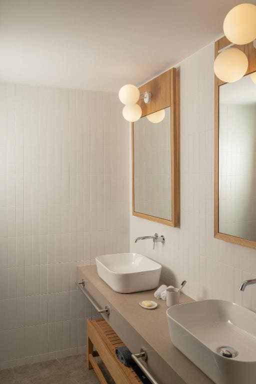 Sapphire Zen Queen Suite with Outdoor Bath room - Image 2