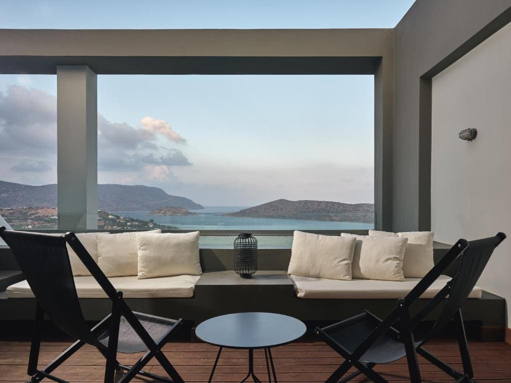 Sapphire Zen Queen Suite with Private Pool room - Image 1