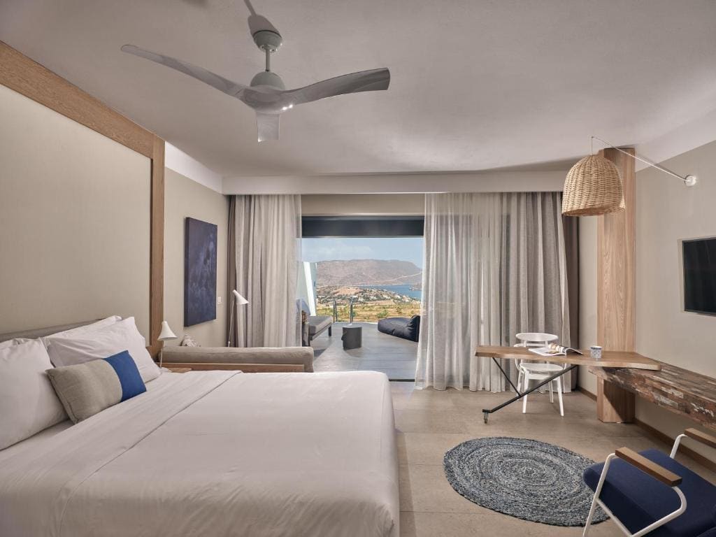 Sapphire Zen Queen Suite with Shared Pool room - Image 2