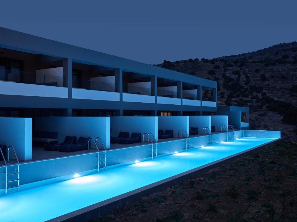 Sapphire Zen Queen Suite with Shared Pool room - Image 3