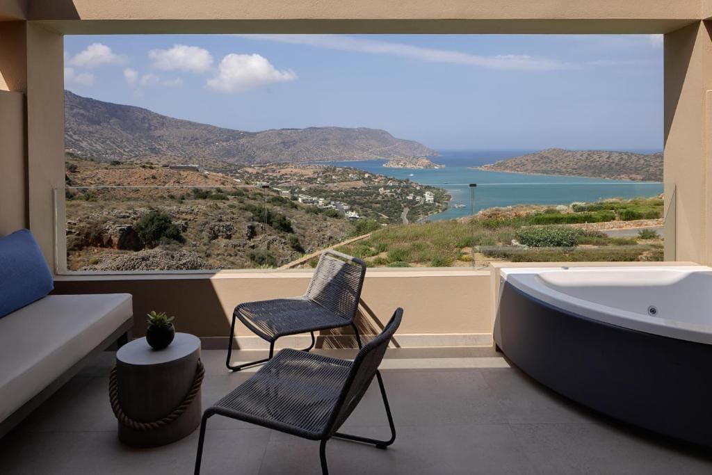 Sapphire Zen Queen Suite with Spa Bath room - Image 1