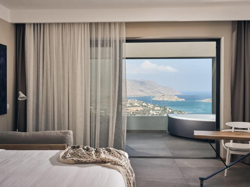 Sapphire Zen Queen Suite with Spa Bath room - Image 3