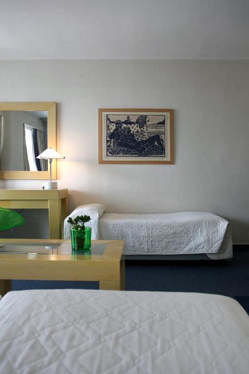 Comfort Room with Three Single Beds - Non-Smoking room - Image 3