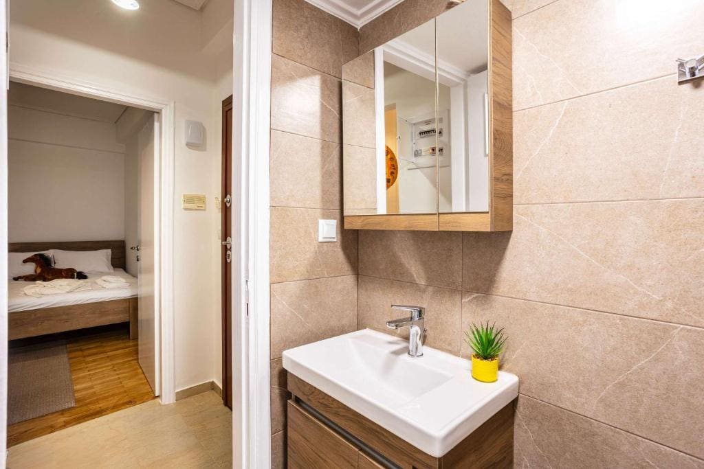 One-Bedroom Apartment with Balcony room - Image 2