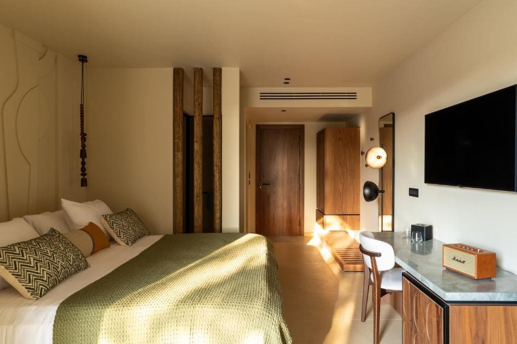 Premium Double or Twin Room with private pool room - Image 2