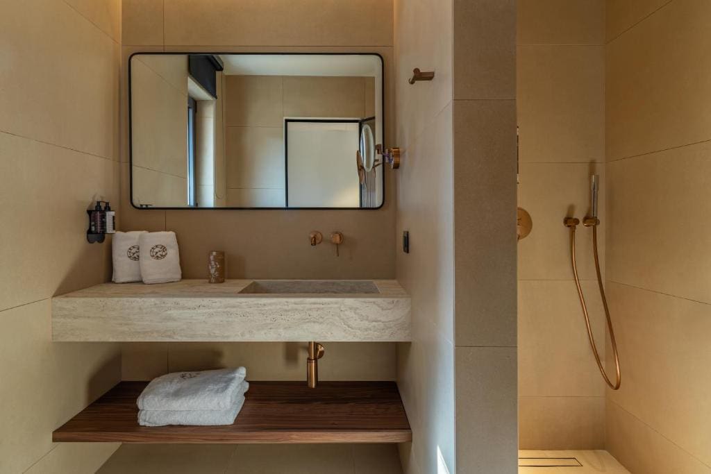 Suite with Spa Bath room - Image 2