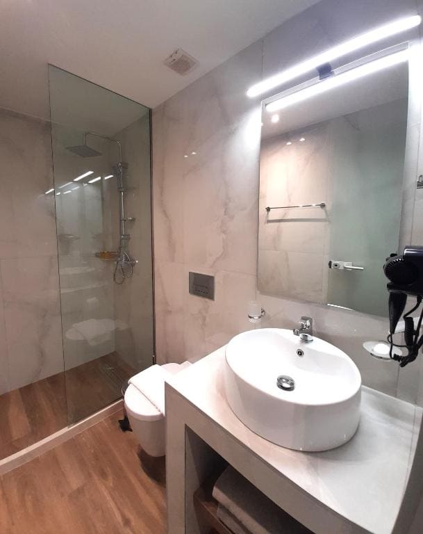 Deluxe Double or Twin Room with City View room - Image 3