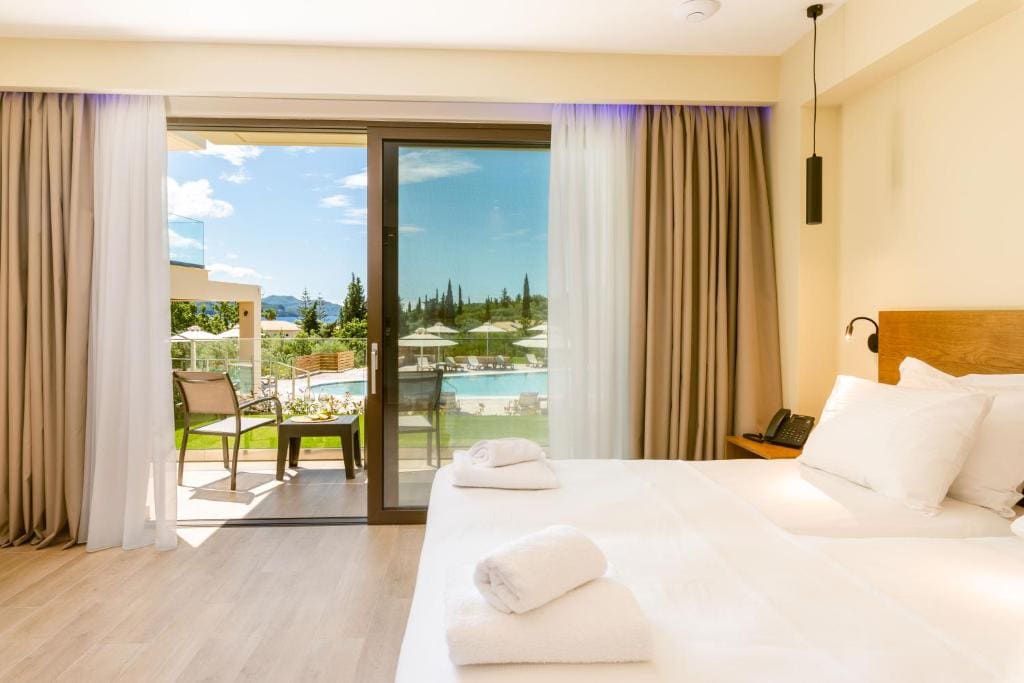 Deluxe Triple Room with Sea View room - Image 2