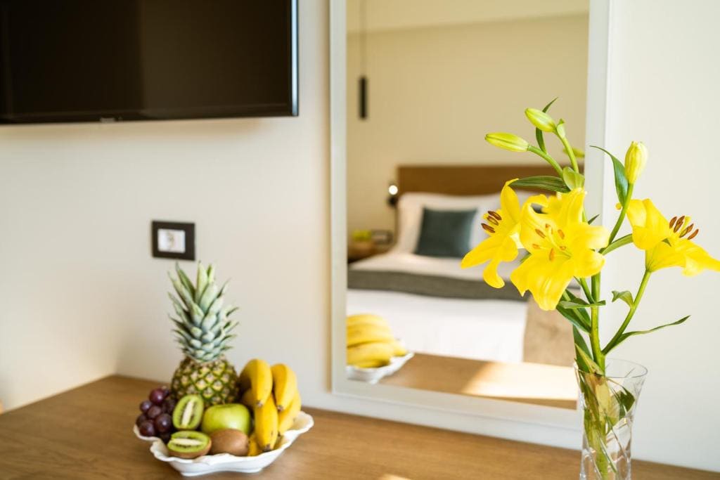 Double Room with Pool View room - Image 2