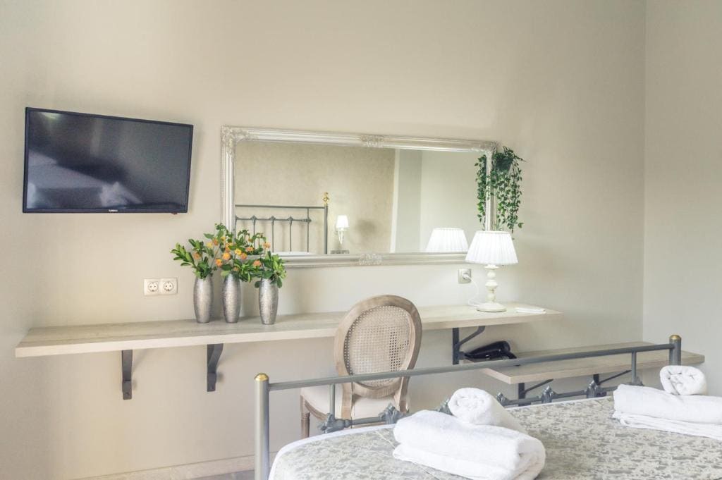 Deluxe Double Room with Garden View room - Image 2