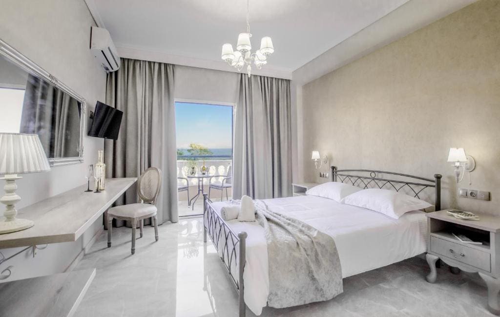 Deluxe Double Room with Sea View room - Image 3
