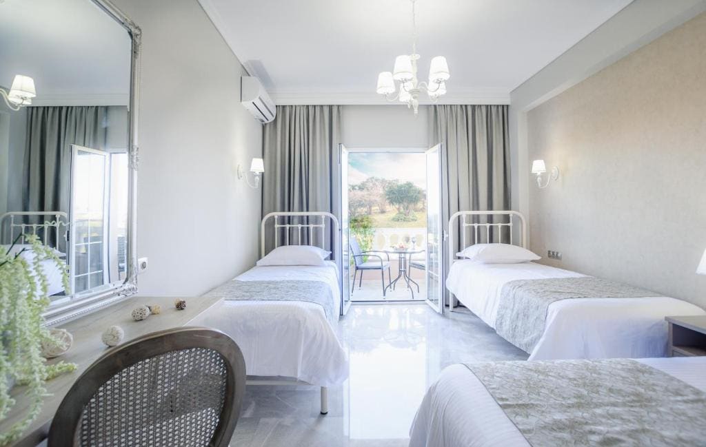 Superior Triple Room with Garden View room - Image 3