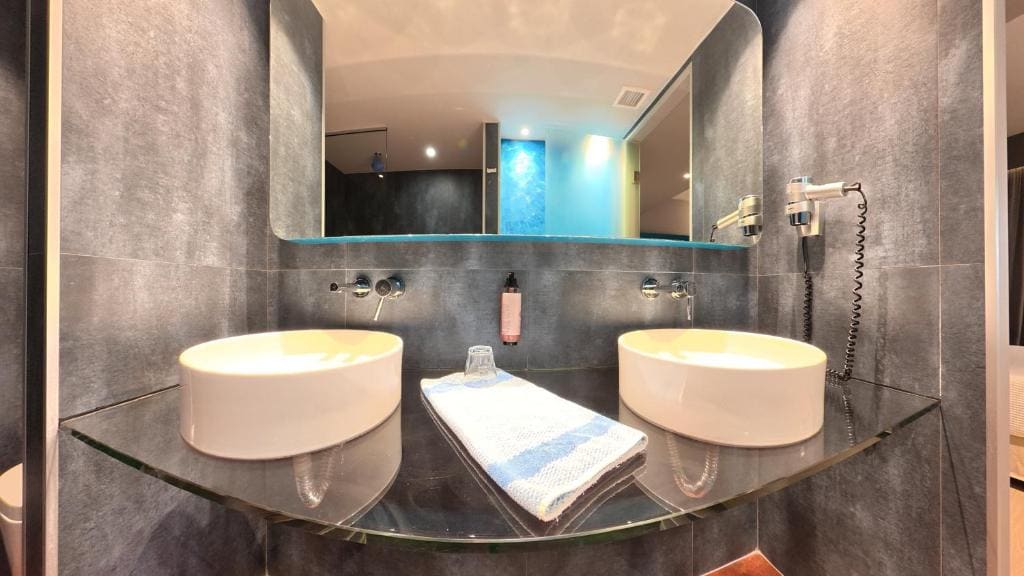 Executive Double Room with Lake View room - Image 2