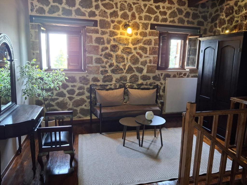 Deluxe Suite with Spa Bath room - Image 1
