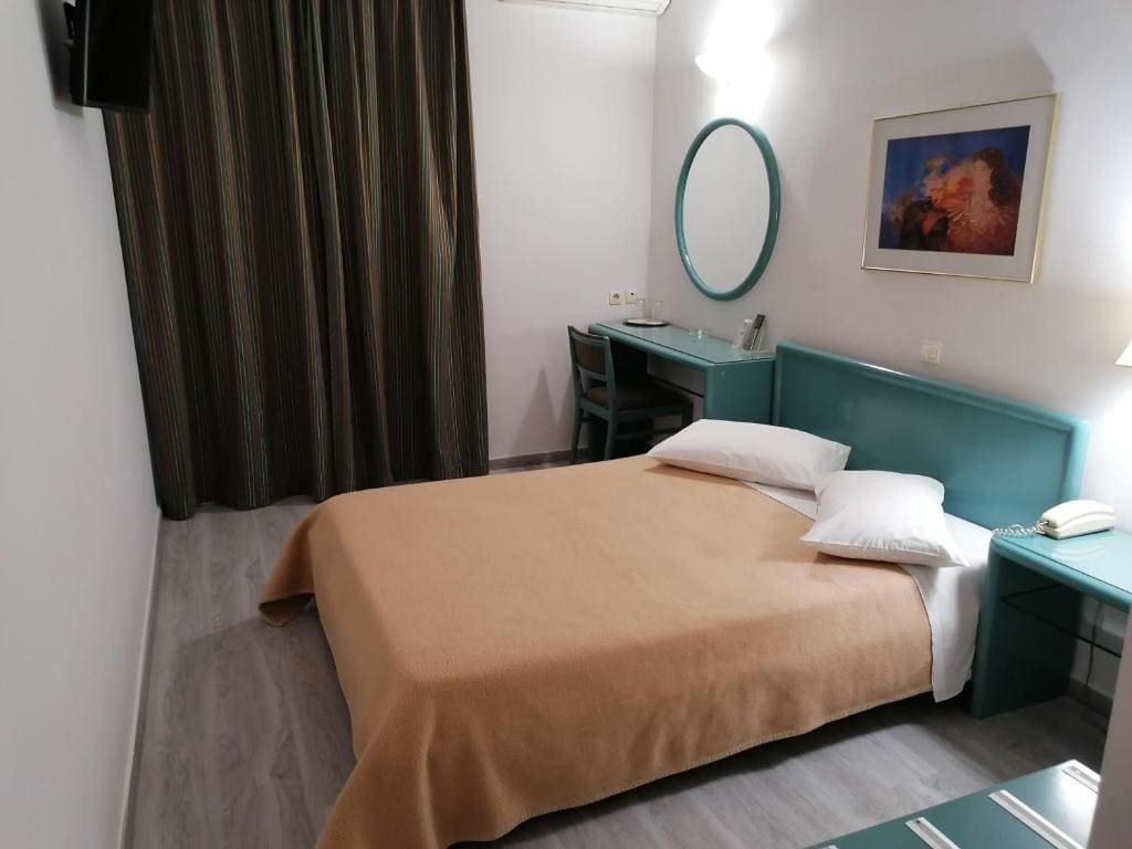 Standard Double or Twin Room room - Image 3