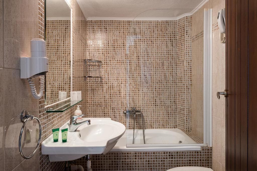 Standard Double or Twin Room room - Image 1