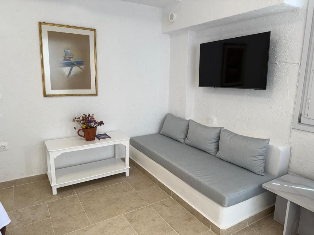Family Room room - Image 3