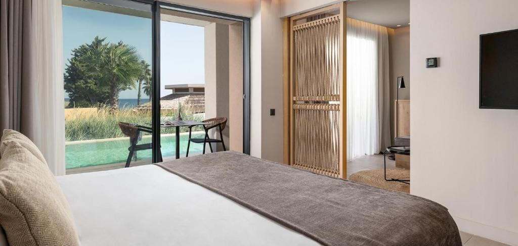 Helea Suite with Swim Up Pool room - Image 3