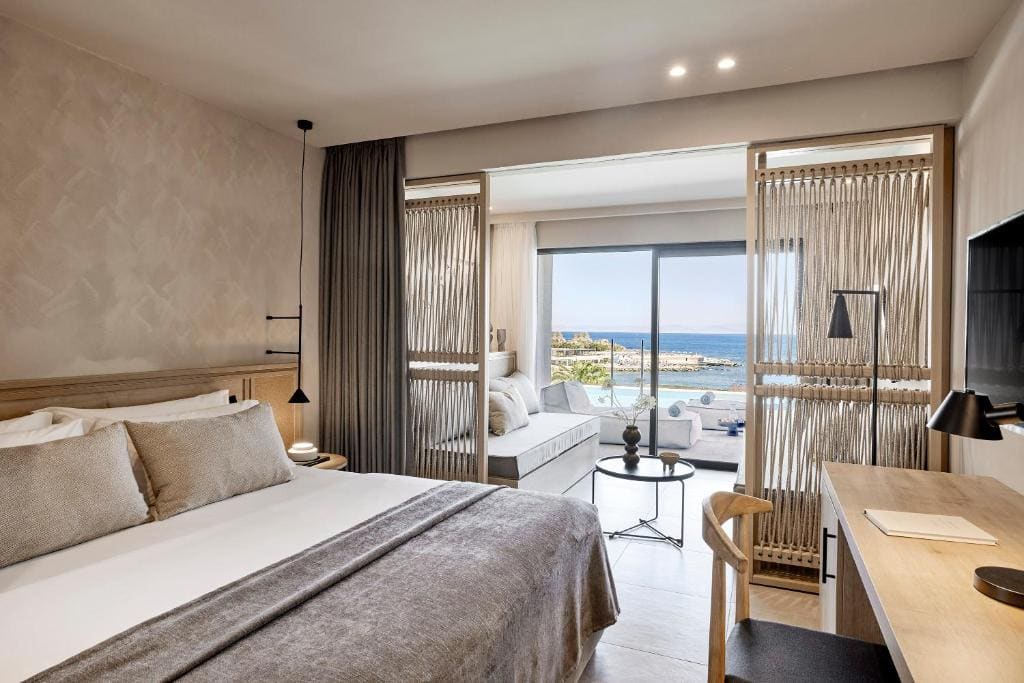 Junior suite with Sea View & Swim Up Pool room - Image 2