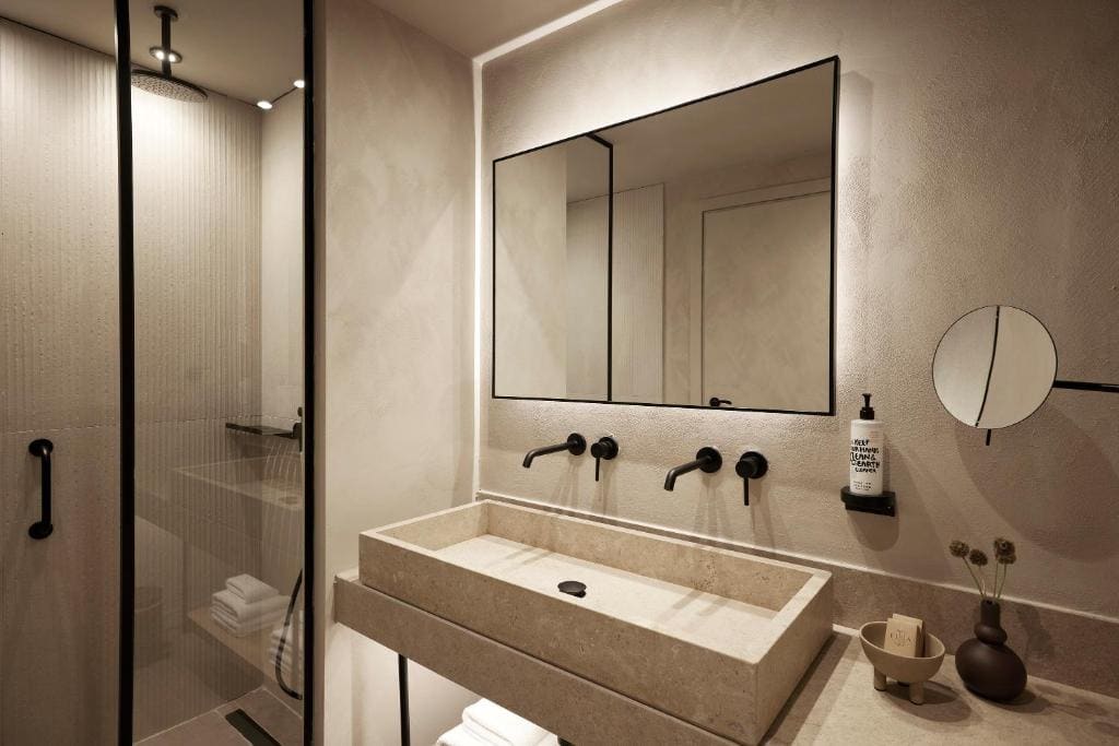 Junior Suite with Pool View & Sharing Pool room - Image 2