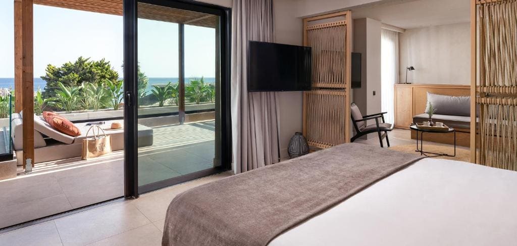 Helea Suite Sea View room - Image 3