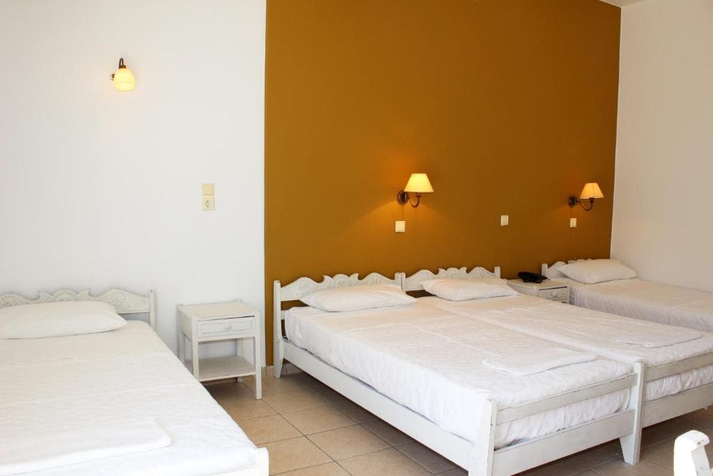 Standard Quadruple Room room - Image 1