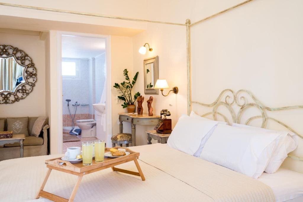 Superior Double Room (Double Bed & Sofa) room - Image 2