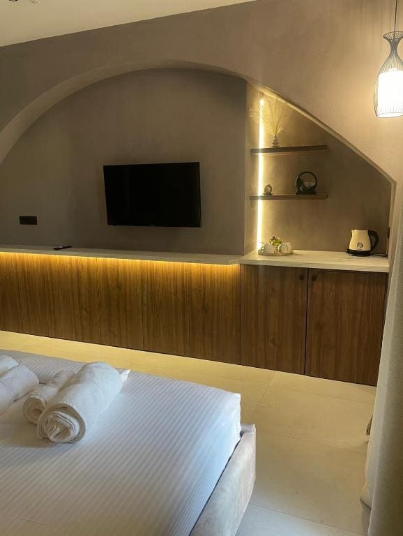 Deluxe Double Room with Balcony room - Image 2