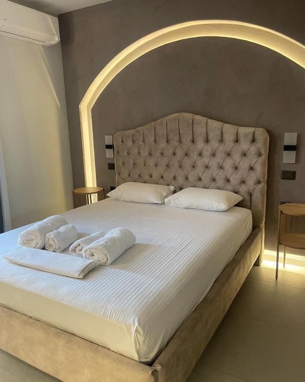 Deluxe Double Room with Balcony room - Image 1