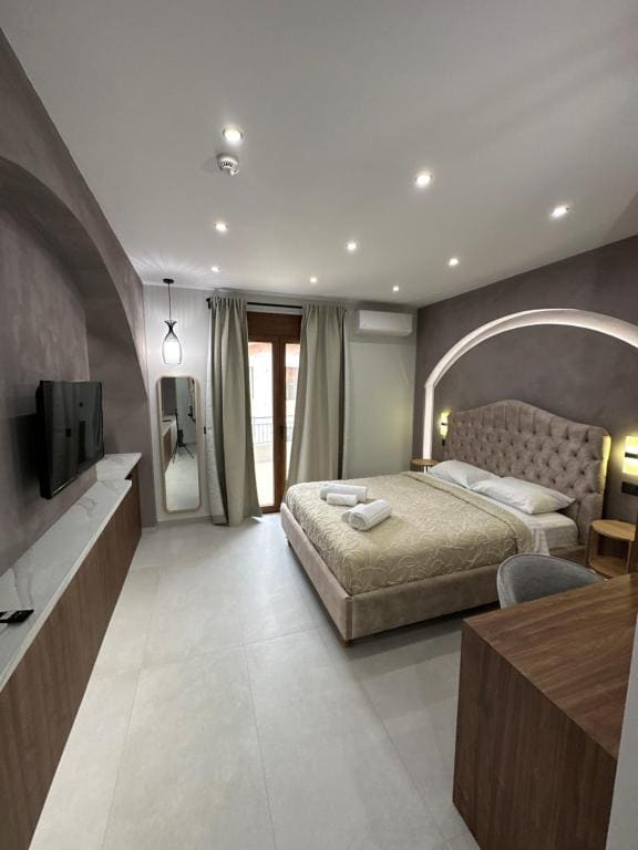 Deluxe Double Room with Balcony room - Image 3