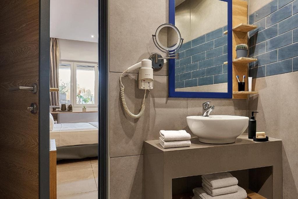 Lux Studio with Jacuzzi room - Image 2