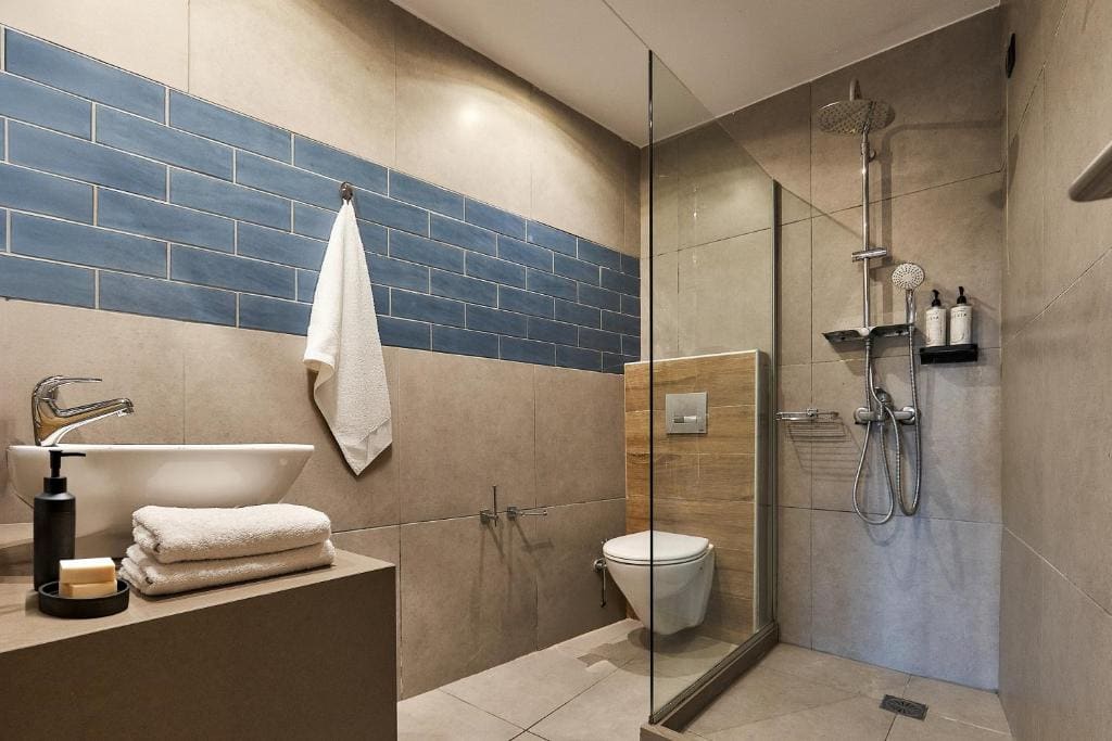 Lux Studio with Jacuzzi room - Image 1