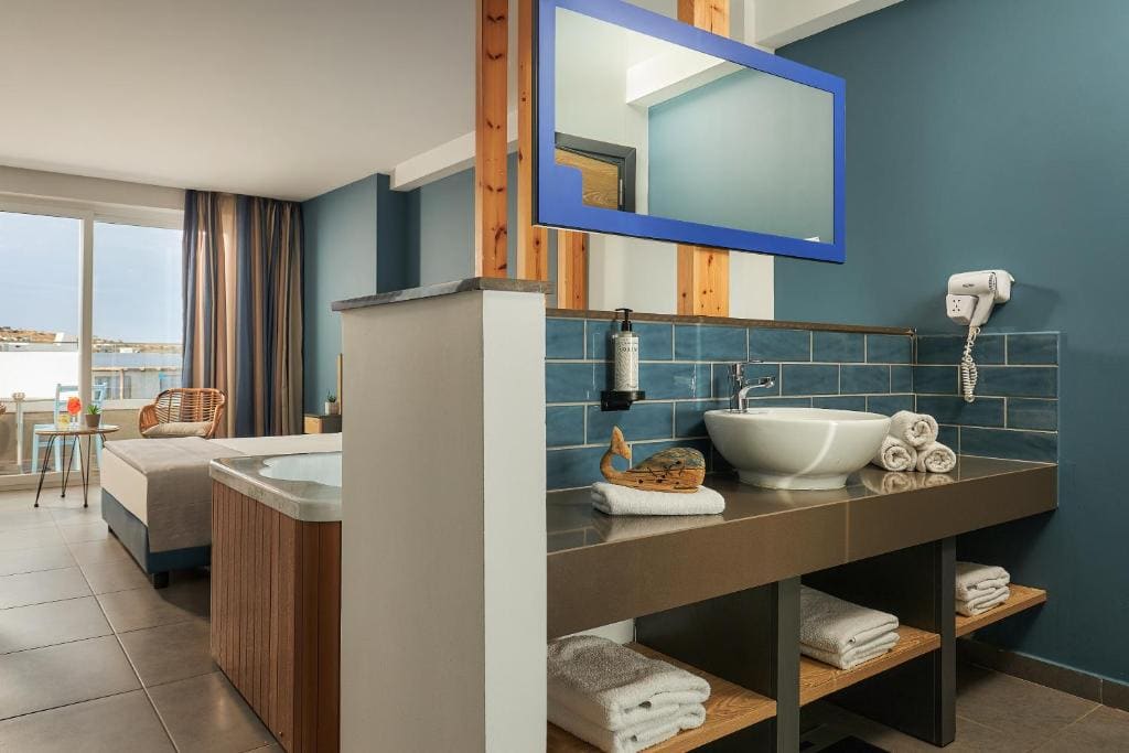 Superior Room with Indoor Jacuzzi room - Image 1