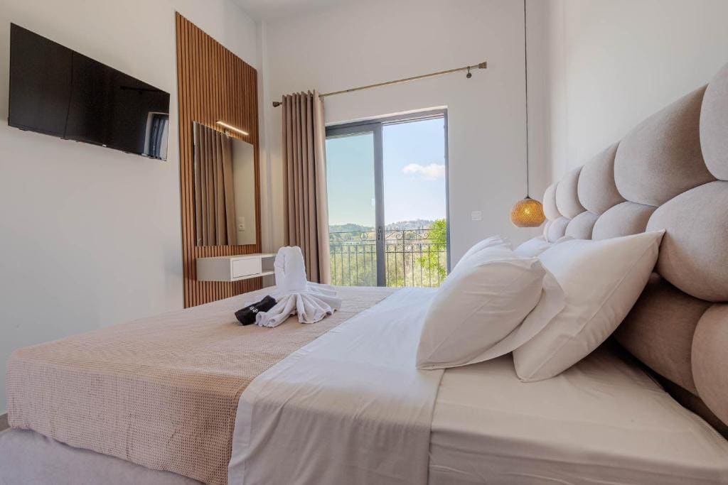 Family Room with Balcony room - Image 2